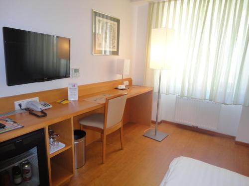 Télévision ou salle de divertissement dans l'établissement City Hotel Albrecht