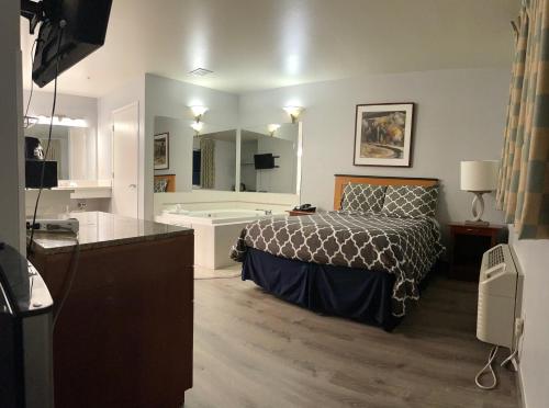TV a/nebo společenská místnost v ubytování Americas Inn & Suite