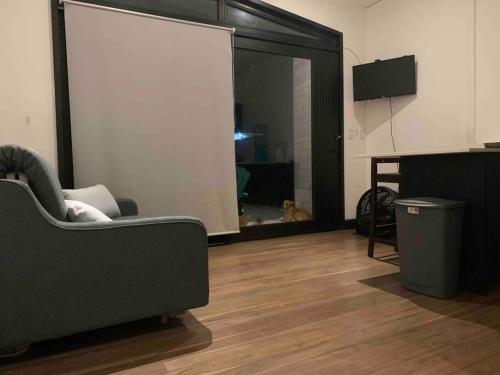 ein Wohnzimmer mit einem Sofa und einem großen Spiegel in der Unterkunft Beautiful loft near the beach in Manzanillo