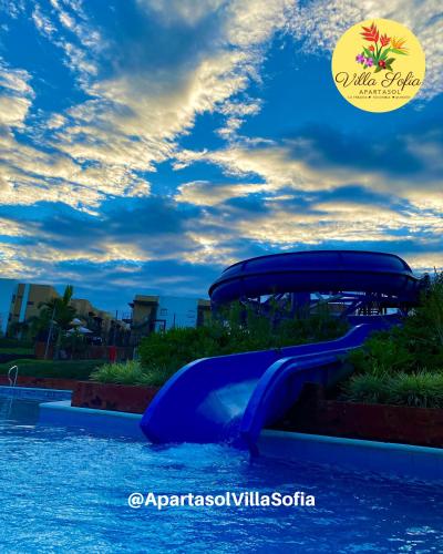 a water slide in a pool at a resort at Apartasol Villa Sofia, Reserva de la Colina, La Tebaida, Quindio in La Tebaida