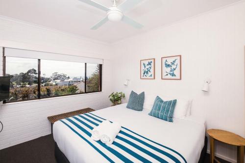 En eller flere senge i et værelse på Mollymook Seascape Motel and Apartments