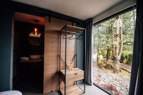 バジェ・デ・ブラボにあるBoscoso Hotel Boutiqueのバスルーム(大きな窓、シンク付)