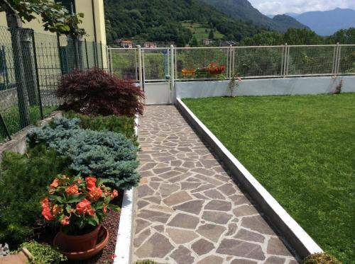 a garden with flowers and plants on a balcony at Villa Harriet in Sovere