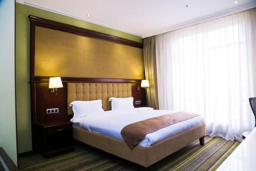 Кровать или кровати в номере Shera Inn Hotel