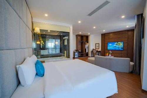 TV a/nebo společenská místnost v ubytování Paddington Hotel Halong Bayview