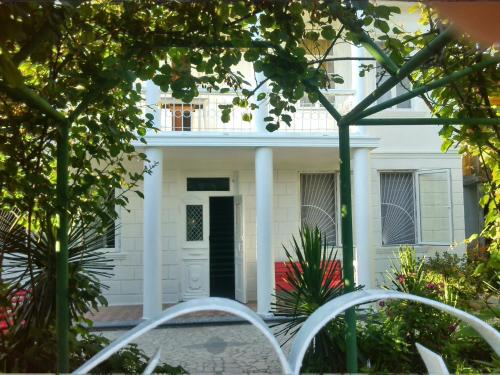 Сад в White Guest House