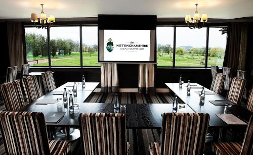 The Residence Hotel at The Nottinghamshire Golf & Country Club في نوتينغهام: قاعة المؤتمرات مع طاولة وكراسي طويلة