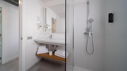 Bilik mandi di Guinate Club Apartamentos