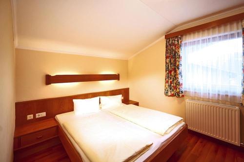 ein Schlafzimmer mit einem großen Bett und einem Fenster in der Unterkunft Apartment in Flachau with parking space in Flachau