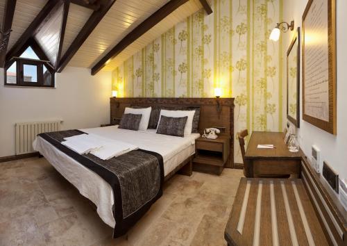 Un pat sau paturi într-o cameră la Assos Behram Special Class Hotel Adults Only