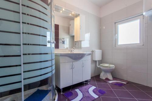 Uma casa de banho em Apartman Miami Podstrana