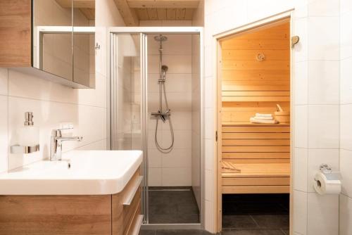 W łazience znajduje się prysznic i umywalka. w obiekcie Holiday village Koralpe St- Stefan im Lavanttal - OKT07003-FYD w mieście Elsenbrunn