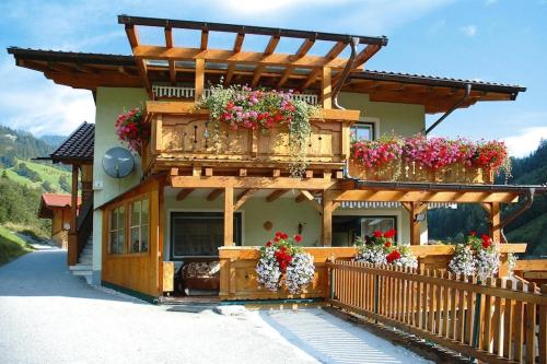 Un balcón o terraza de Chalet in Grossarltal with Panoramic Views