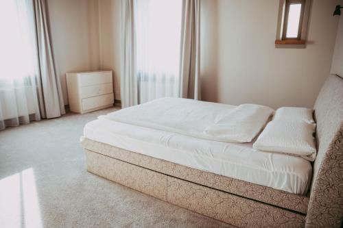 ヴァルミエラにあるRUMIDO Suiteのベッドルーム(白いベッド1台、窓付)