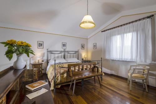 A bed or beds in a room at Borgo Grondaie