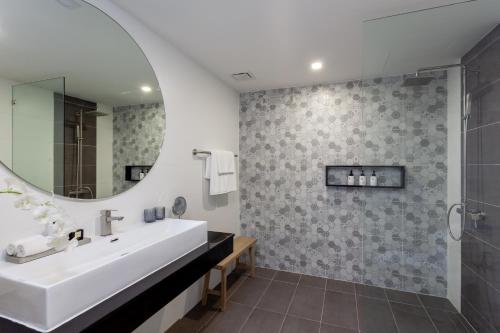 Koupelna v ubytování Anona Beachfront Phuket Resort-SHA EXTRA PLUS