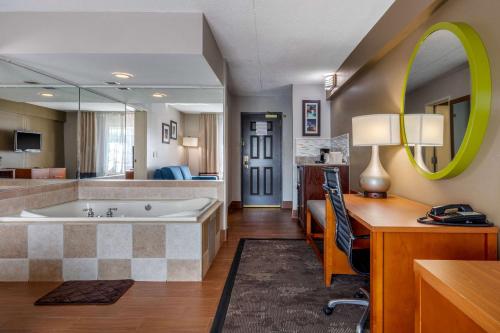 Baðherbergi á Comfort Inn & Suites Nashville Near Tanger Outlets