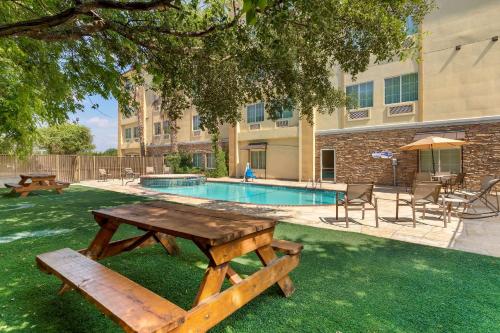 Kolam renang di atau dekat dengan Comfort Inn & Suites Near Six Flags & Medical Center