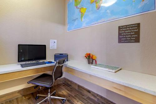 Televisyen dan/atau pusat hiburan di Comfort Inn & Suites Near Six Flags & Medical Center