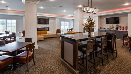a lobby with a bar and a living room at Best Western Plus Appleton Airport Mall Hotel in Appleton