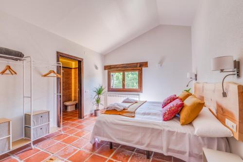 Katil atau katil-katil dalam bilik di Masia Ventanell Luxury villa near Barcelona