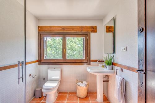 Bilik mandi di Masia Ventanell Luxury villa near Barcelona