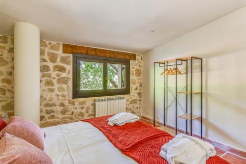 Katil atau katil-katil dalam bilik di Masia Ventanell Luxury villa near Barcelona