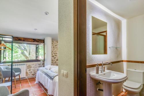 Bilik mandi di Masia Ventanell Luxury villa near Barcelona