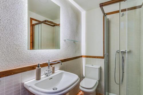 Bilik mandi di Masia Ventanell Luxury villa near Barcelona