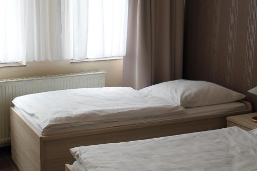 Postel nebo postele na pokoji v ubytování Hotel am Schloss