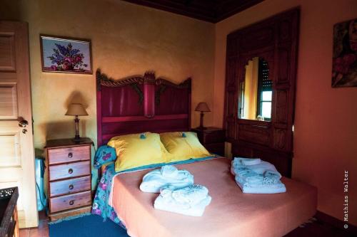 una camera da letto con un letto con asciugamani sopra di Charming Garden Retreat in Pedrogao Grande a Pedrógão Grande