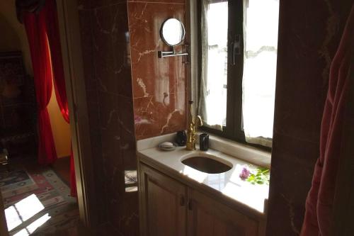 een badkamer met een wastafel en een raam bij Lovely 4-Bed Cottage near Pedrogao Grande in Pedrógão Grande
