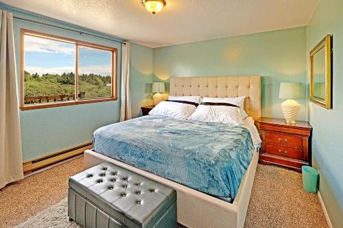 Un dormitorio con una cama grande y una ventana en Ocean Surf Condos, en Ocean Shores