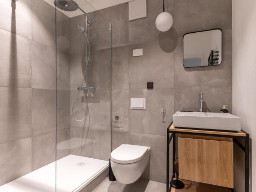 een badkamer met een douche, een toilet en een wastafel bij limehome Erfurt Schmidtstedter Straße in Erfurt