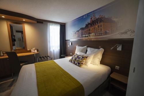 a hotel room with a bed and a desk at Sure Hotel by Best Western Lille Tourcoing Ex Hotel Garden in Bondues