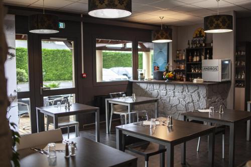a restaurant with tables and chairs and a bar at Sure Hotel by Best Western Lille Tourcoing Ex Hotel Garden in Bondues