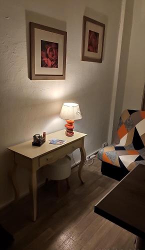 - un bureau avec une lampe et un canapé dans l'établissement Studio Avignon Intra Muros, à Avignon