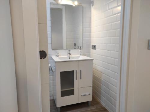 A bathroom at Loft Tulipanes Amarillos Junto a la Mezquita