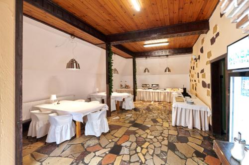 En restaurant eller et andet spisested på Park Inn Resort przy jeziorze - sauna i duży parking - pieski mile widziane