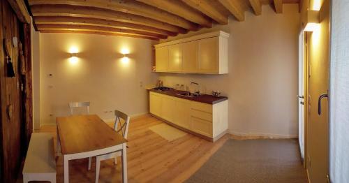 een keuken met een houten tafel en een eetkamer bij Pie Castello in Susegana