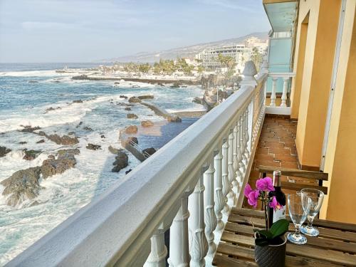 Elle comprend un balcon offrant une vue sur l'océan. dans l'établissement OceanView I by TOR, à Puerto de la Cruz