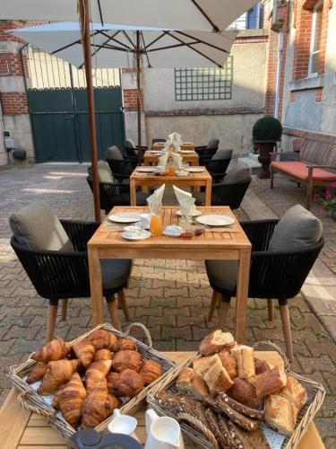 una mesa con un montón de diferentes tipos de pan en Le Clos Corbier - Champagne Collard-Milesi, en Mareuil-sur-Ay