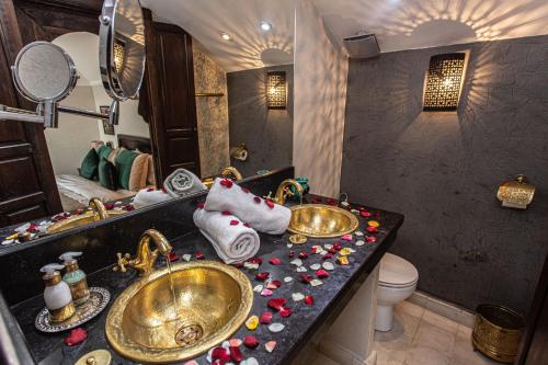 Baño con 2 lavabos y toallas en una encimera en Dar Salam - All Inclusive - 2023 Best Hospitality Award, en Marrakech