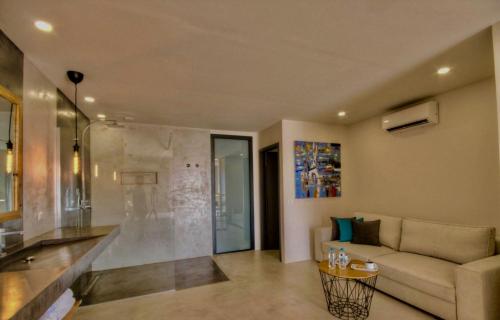 un salon avec un canapé et une table dans l'établissement CASA IB, à Peri