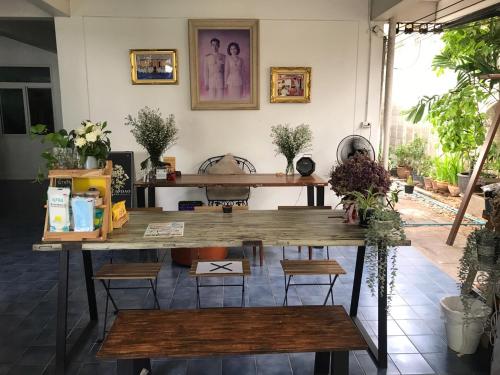 a dining room with a wooden table and chairs at Baan Suandao Wat Arun in Bangkok