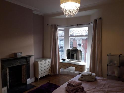 um quarto com uma cama, uma cómoda e um espelho em Traditional House near Liverpool city centre em Liverpool