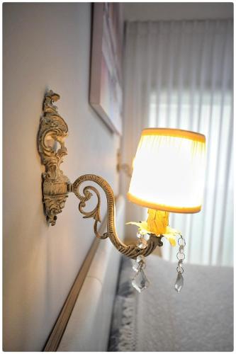 a lamp on a table next to a mirror at סוויטת אדל in Bet Sheʼan