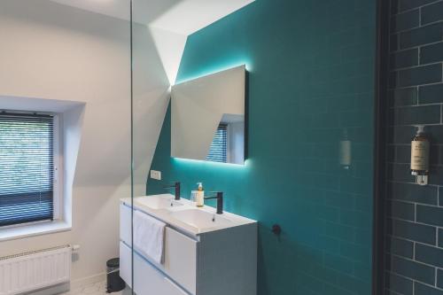 a bathroom with a sink and a mirror at So'House Manor in Spa
