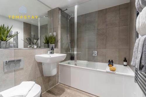 y baño con bañera, lavabo y aseo. en HIGH SPEC MODERN APARTMENT PRIME LOCATION! PARKING en Reading