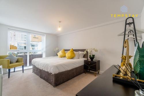 een slaapkamer met een bed met gele kussens bij HIGH SPEC MODERN APARTMENT PRIME LOCATION! PARKING in Reading